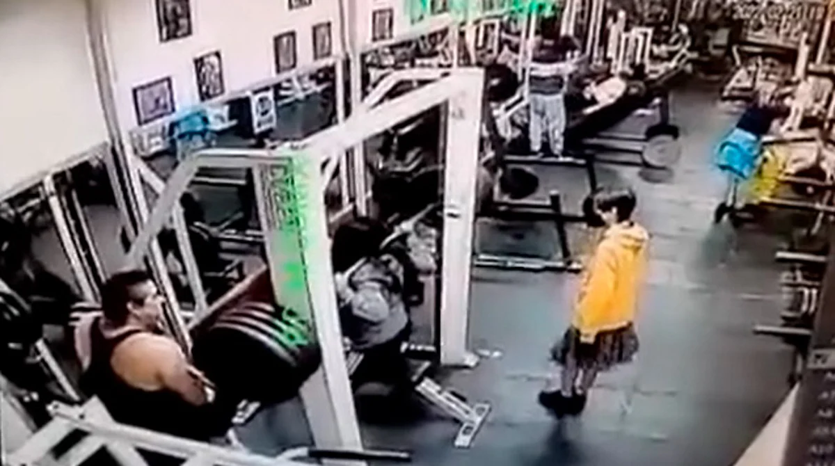 Difunden video de muerte de joven en máquina de gym; iba acompañada de su hija