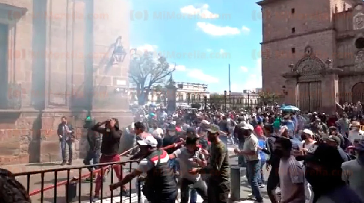 CNTE se enfrenta contra policías en Centro Histórico de Morelia