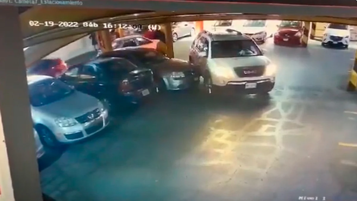 Chocan vehículo en estacionamiento de Morelia y huyen; piden hacerse responsables