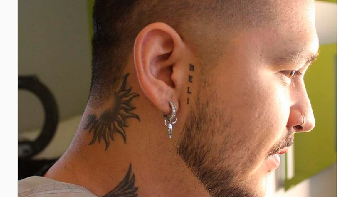 Nodal se tapa tatuaje que tenía en honor a Belinda; no creerás lo que se puso