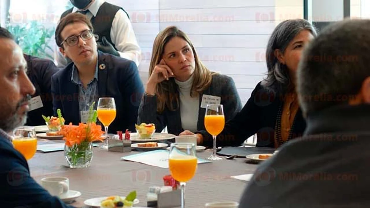 Daniela de los Santos revisa propuestas para iniciativas de ley ciudadanas
