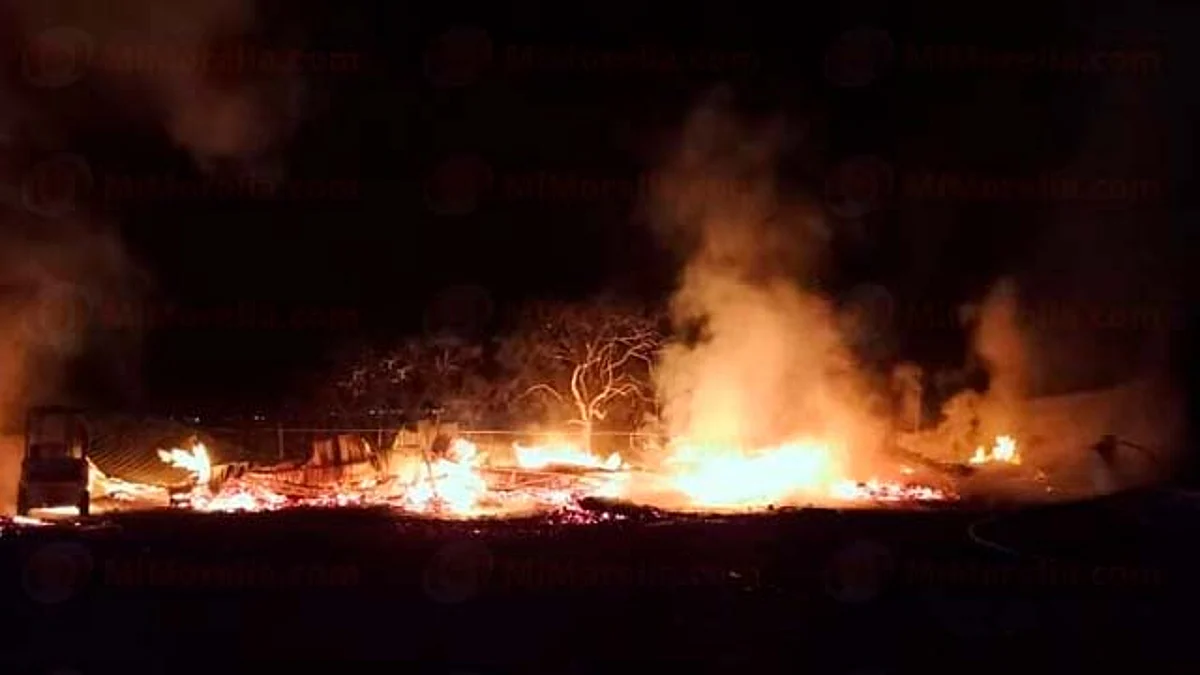 Morelia: arde fábrica de tarimas en San Nicolás Obispo