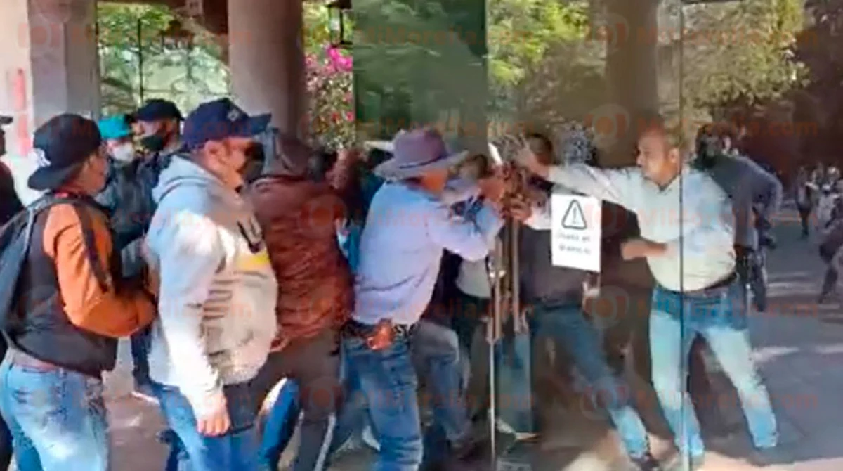 Irrumpen profesores en Casa Michoacán durante conferencia de gobierno