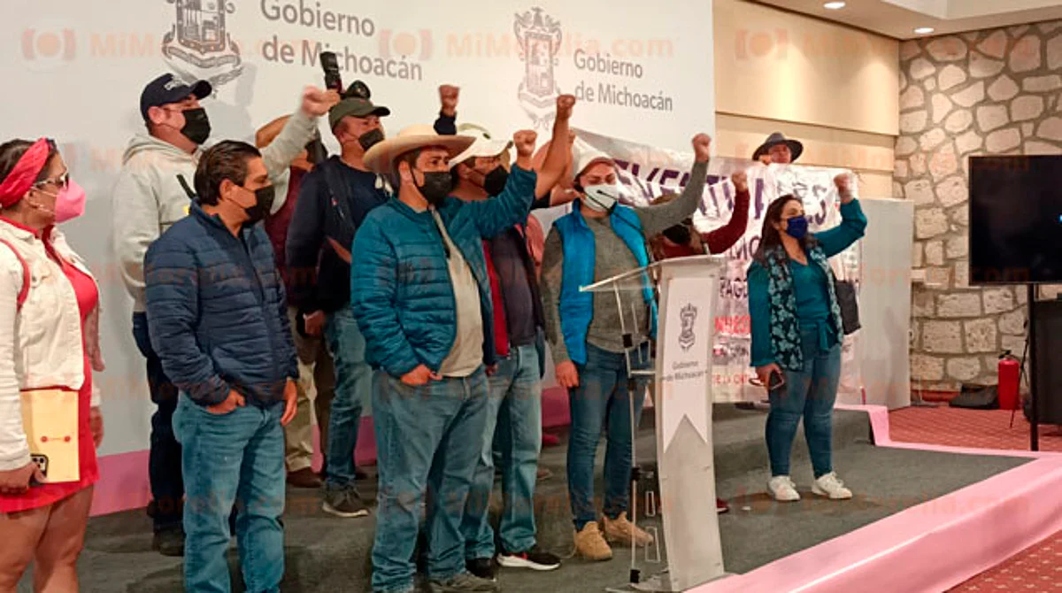 Maestros “silvanistas” truenan conferencia en la que se informaba presunta corrupción