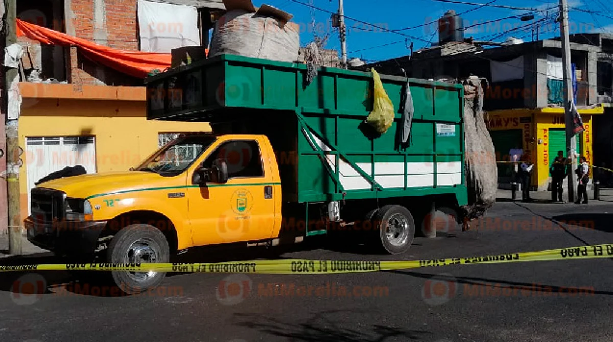 Balean a recolector de basura sobre la avenida Pedregal en Morelia