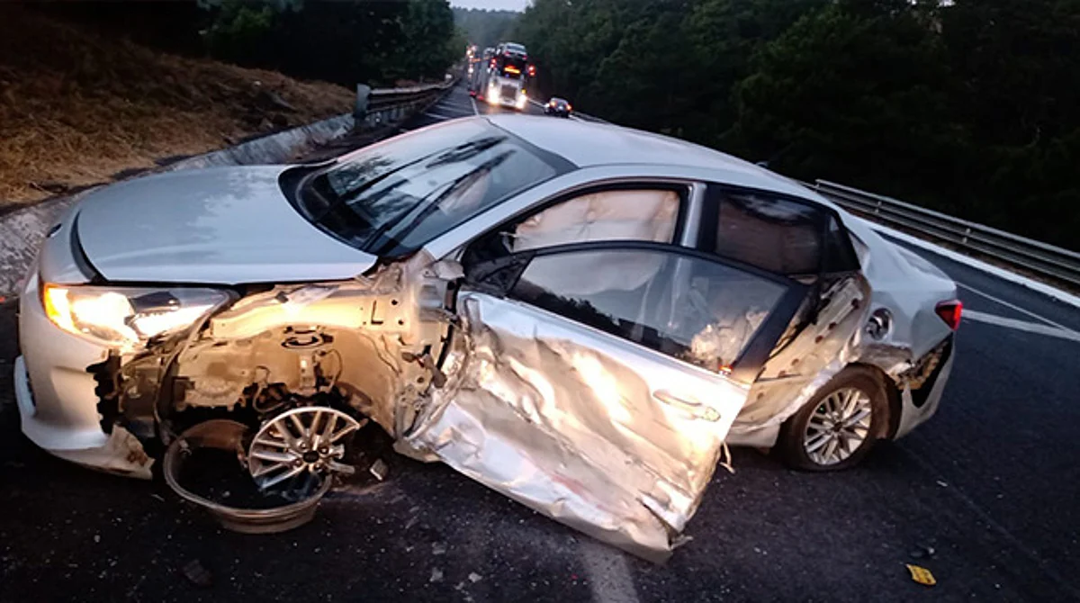 Tráiler se impacta contra auto en la autopista Siglo XXI