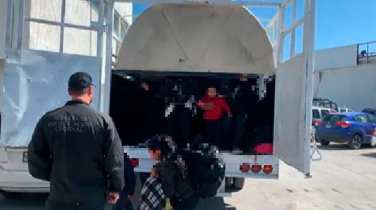 Encuentran a 59 migrantes viajando dentro de tinacos falsos en Nuevo León