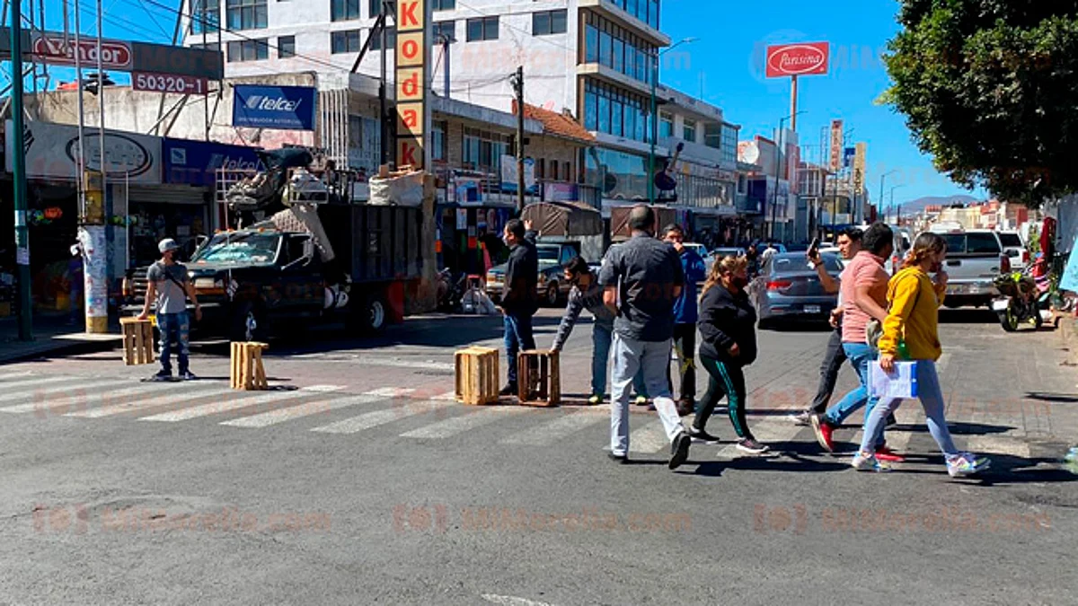 Locatarios del Mercado Independencia bloquean avenida Lázaro Cárdenas
