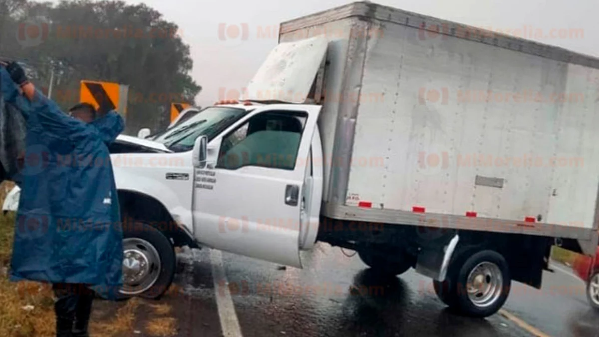 Un muerto y dos heridos en choque de frente entre dos camionetas, en Tangancícuaro