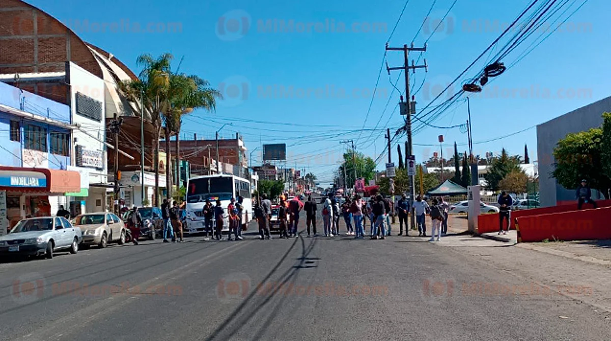 Bloquean normalistas avenida Siervo de la Nación en Morelia