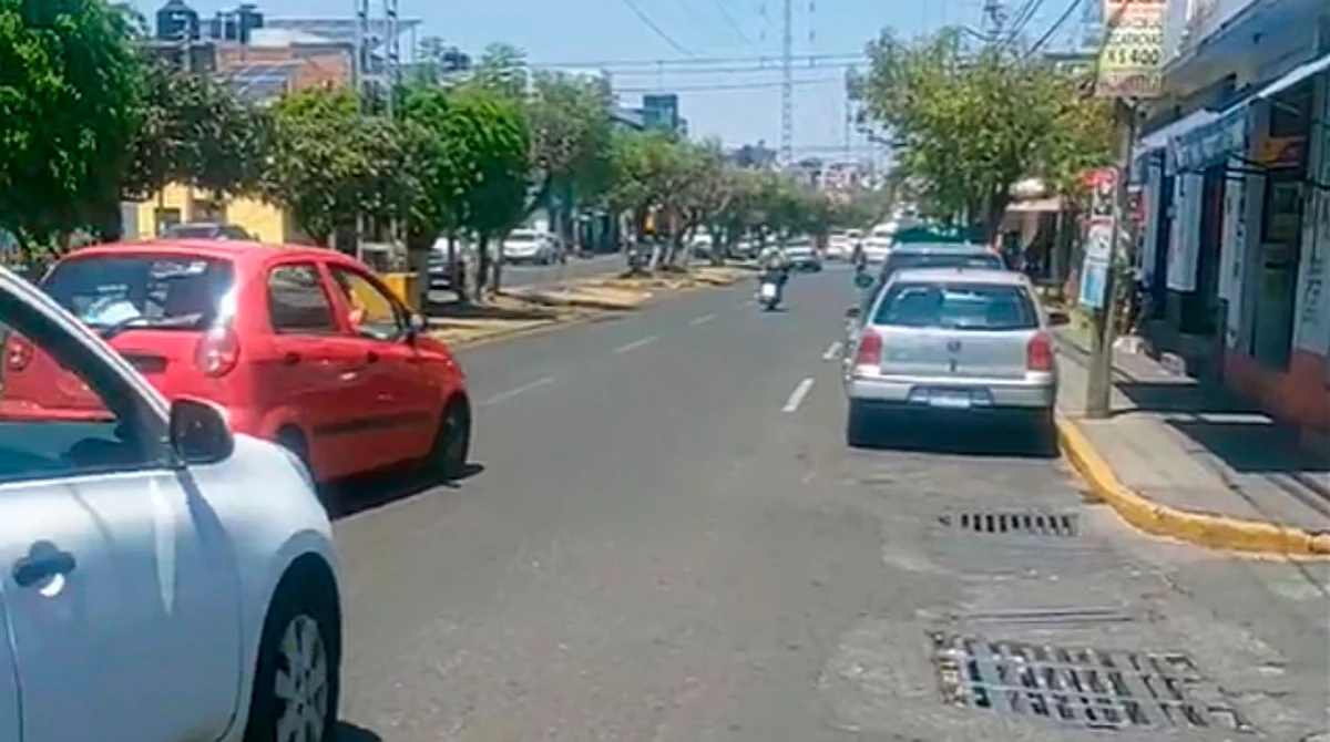 Empistolados en moto asaltan en Morelia; ayer en Camelinas, hoy en Prados