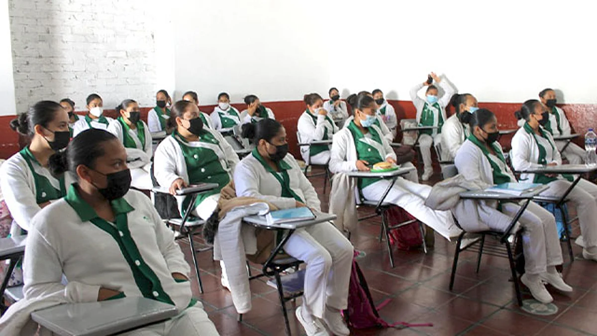 En Pátzcuaro, imparten pláticas sobre prevención de adicciones y uso de preservativos