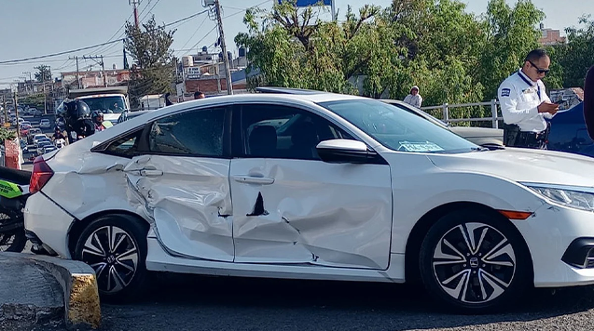 Auto termina impactado por tren, en Morelia
