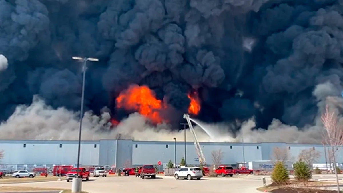 Se registra voraz incendio en almacén de Walmart en Indianápolis, EU