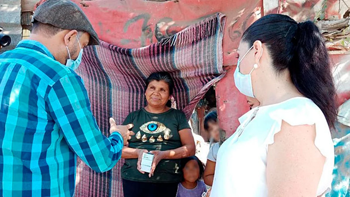 Entregan en Zamora desparasitante para niños y adultos