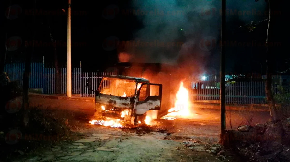 Normalistas incendian 2 camiones de reparto cerca de la ENEF