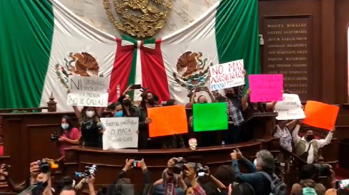 Periodistas irrumpen en Congreso de Michoacán; exigen no más asesinatos