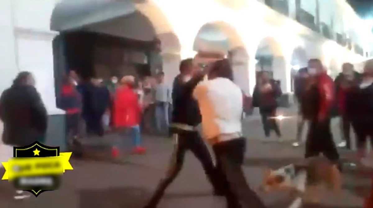 Mariachis se pelean por unos clientes