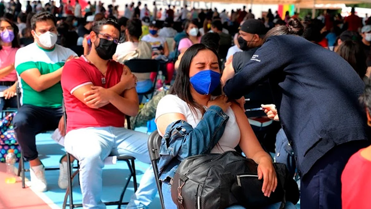 Vacunación de refuerzo para veinteañeros continuará en estos municipios michoacanos