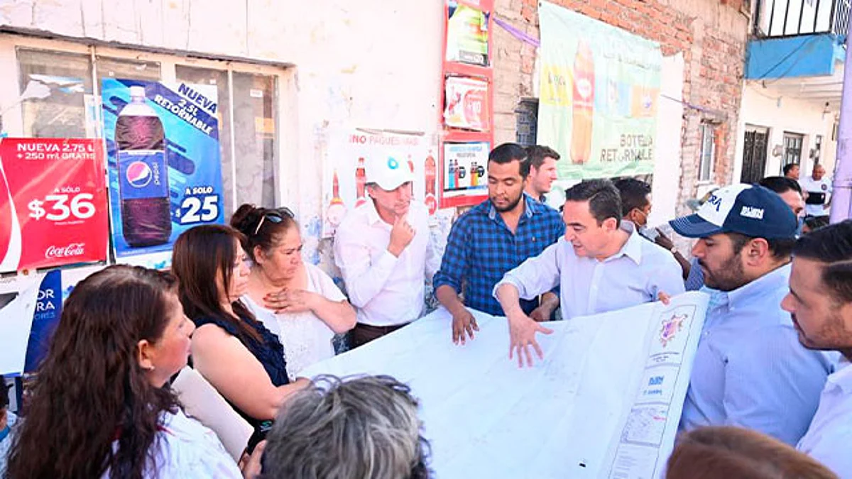 Con trabajo de campo en la colonia Ramirez, recibe Carlos Soto necesidades de zamoranos