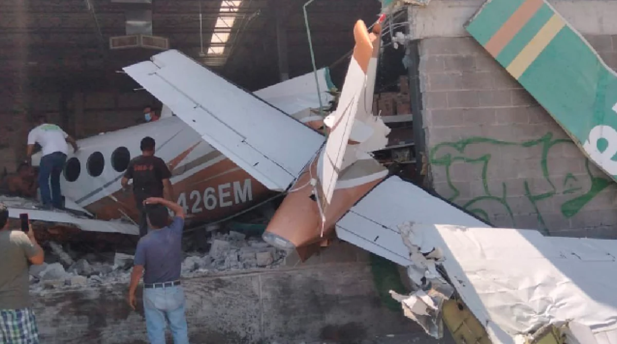 Identifican a víctimas de avioneta que cayó sobre Bodega Aurrerá, en Morelos