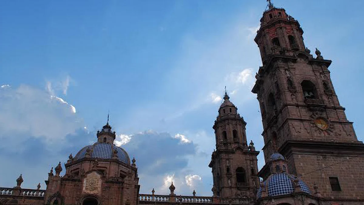 Domingo con cielo mayormente despejado en Morelia