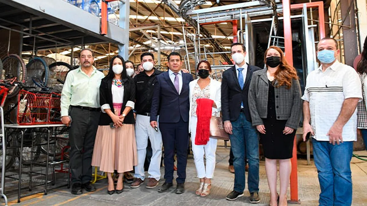 El secretario y el presidente municipal recorrieron negocios dedicados a la elaboración de guitarras, el Museo del Juguete, la Casa de las Artesanías, entre otros lugares