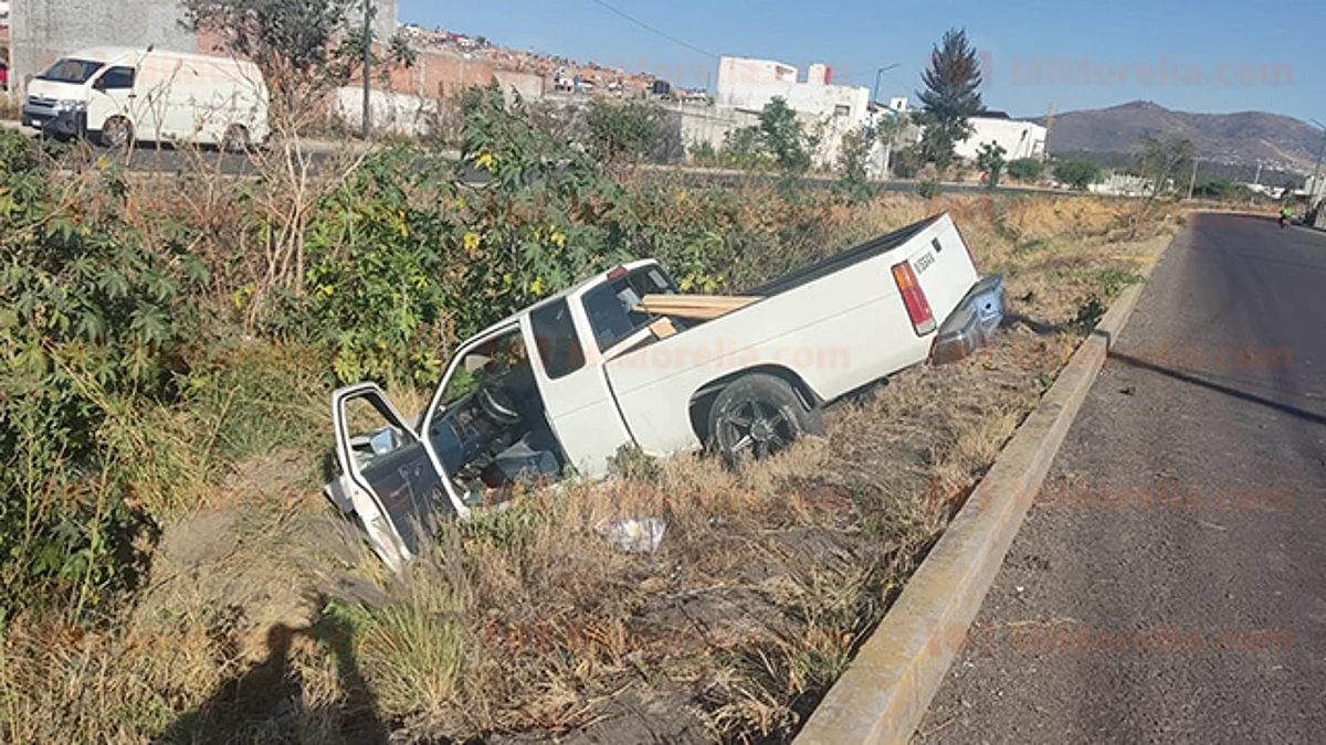 Camioneta cae a un canal de aguas negras al norte de Morelia