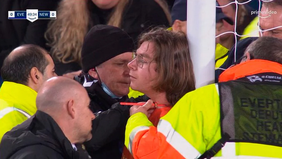Sujeto se amarra del cuello a la portería en partido de Premier League