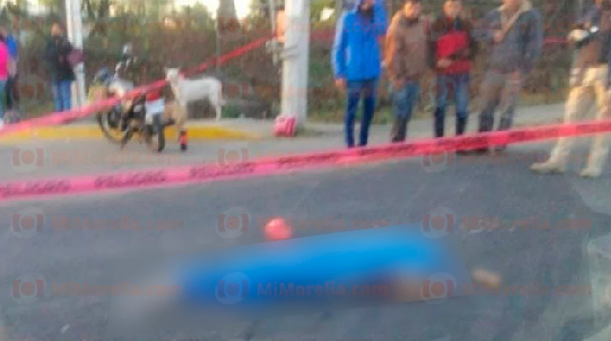Camión embiste a mujer motociclista y a su hijo en Uruapan; ella fallece