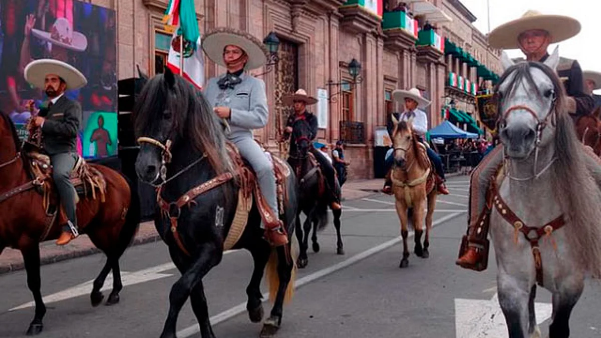 En punto de las 12:00 horas un contingente de 50 caballos, escaramuzas y charros participarán en el desfile 