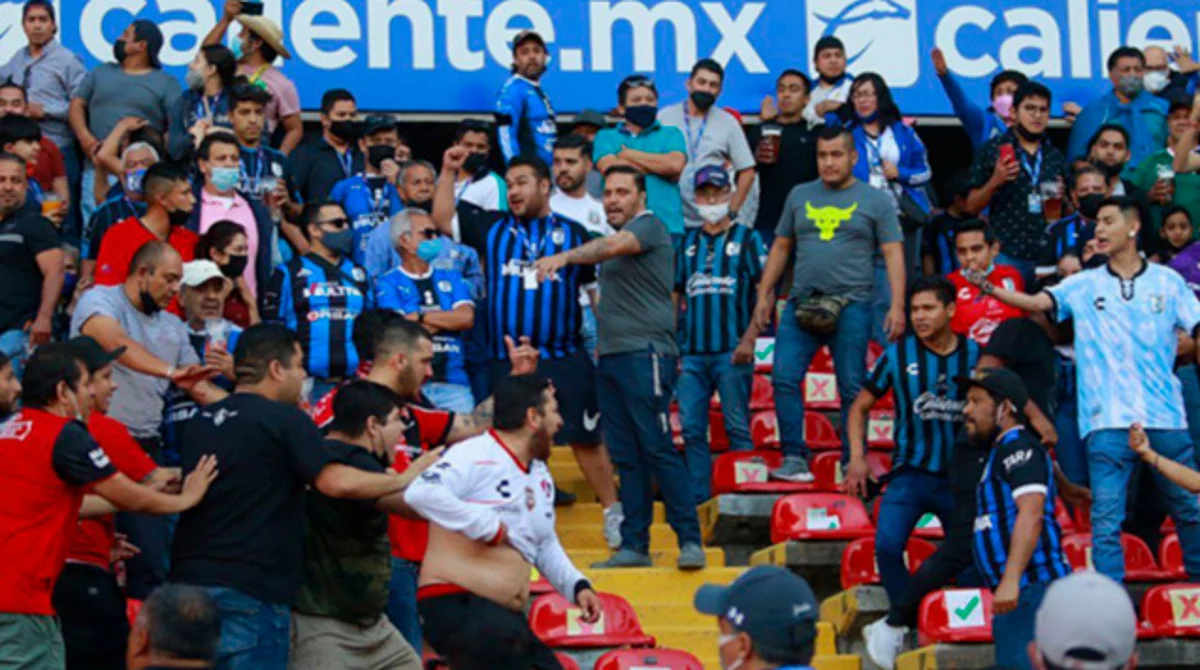 Condena la FIFA hechos violentos entre la afición en estadio La Corregidora