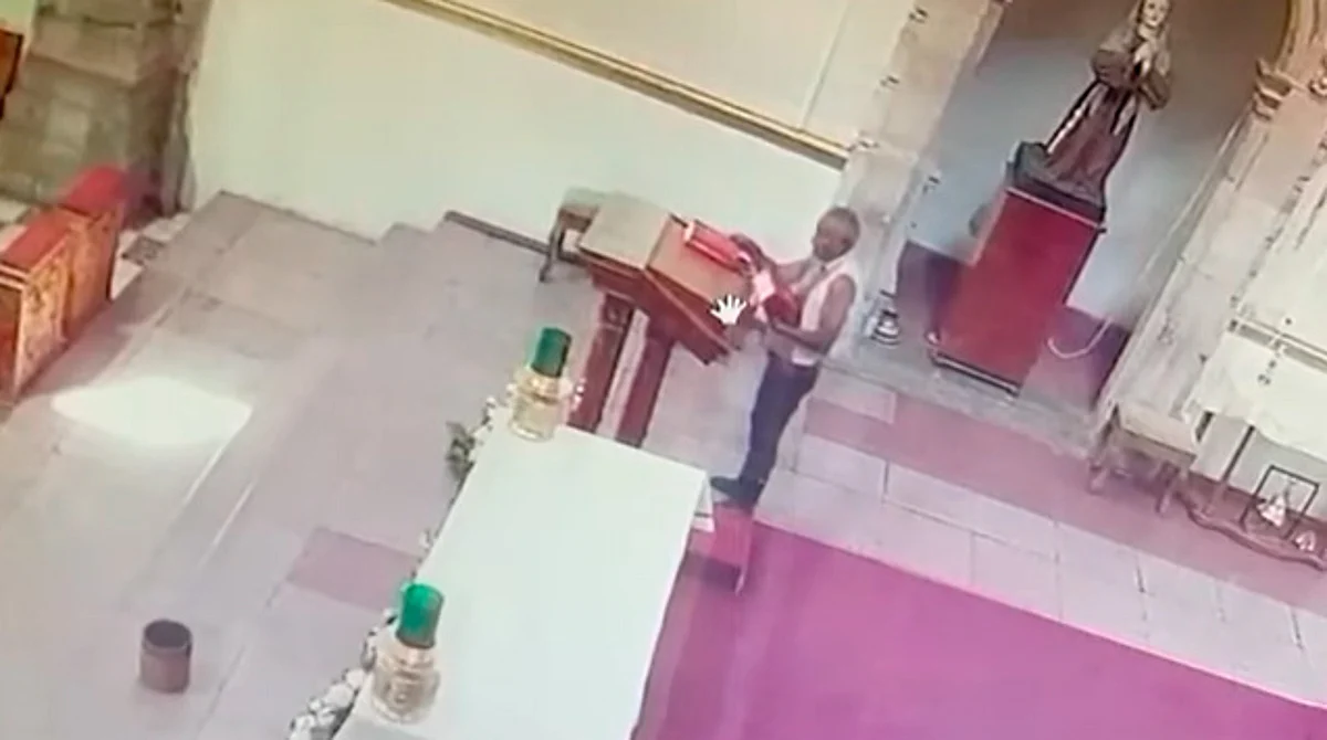 Morelia: hombre roba Biblia en templo de San Francisco y queda en video