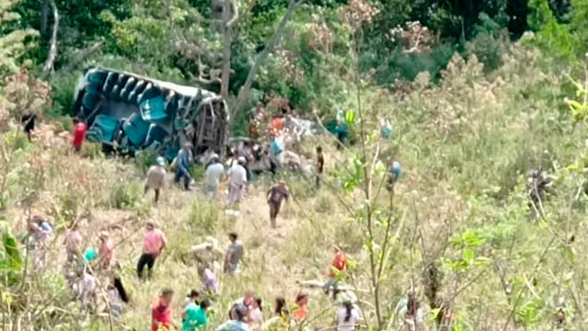 Autobús escolar cae a barranco en Colombia; mueren 6 niños