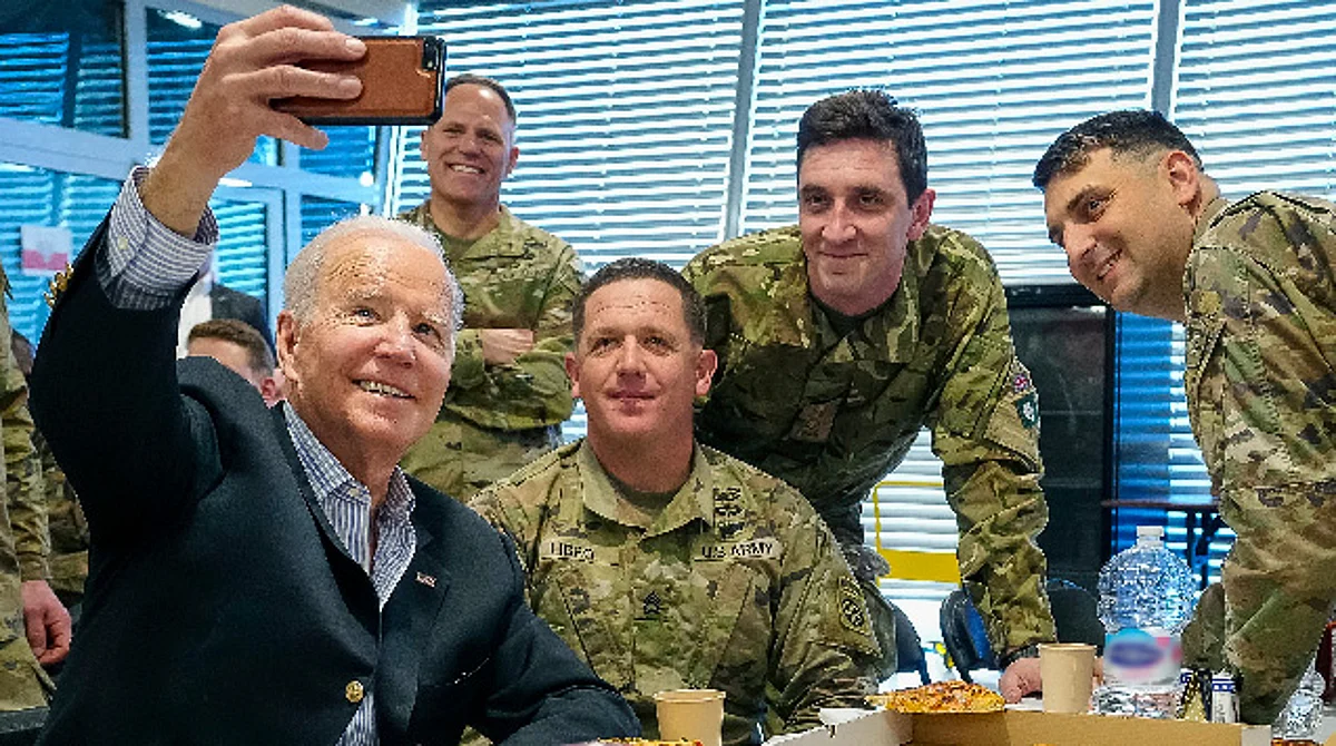 El presidente hasta almorzó pizza con algunos miembros de la 82 División Aerotransportada de las Fuerzas Armadas de Estados Unidos