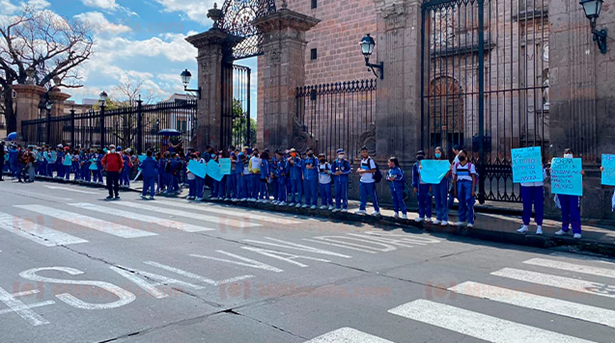 Este lunes integrantes del FNERRR protestaron sobre las aceras de la avenida Madero de Morelia