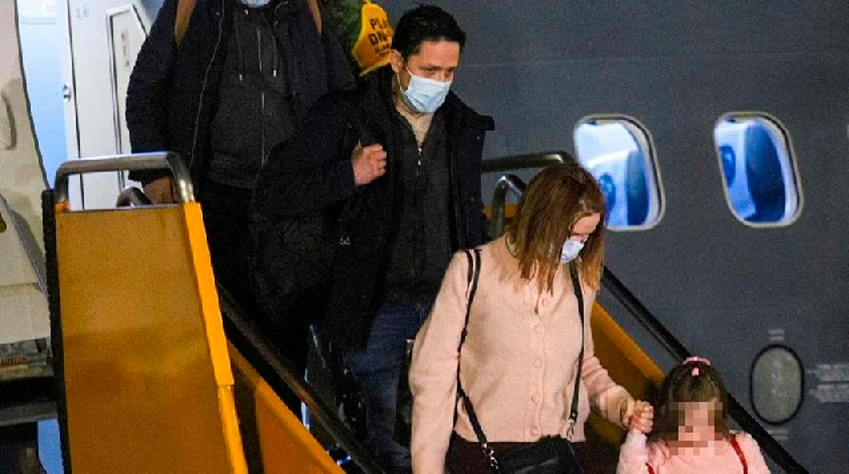 Llega a México avión con mexicanos evacuados de Ucrania