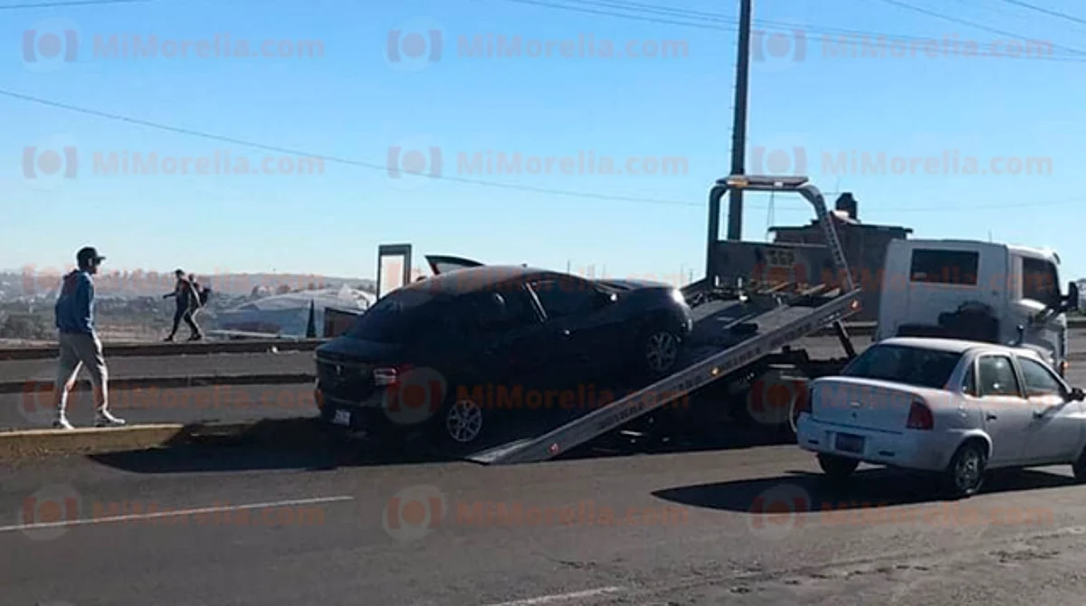 Automóvil queda atorado y dañado en camellón del periférico de Morelia