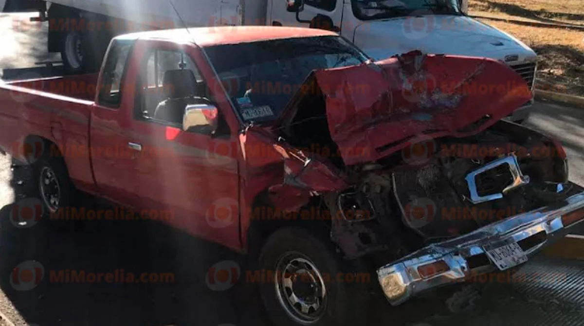 Destruye su camioneta en choque; el otro se da a la fuga, en Morelia