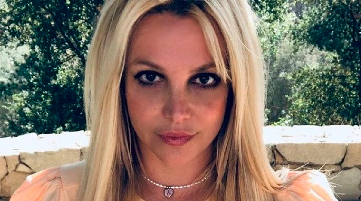 Britney Spears celebra su libertad en la playa y en topless