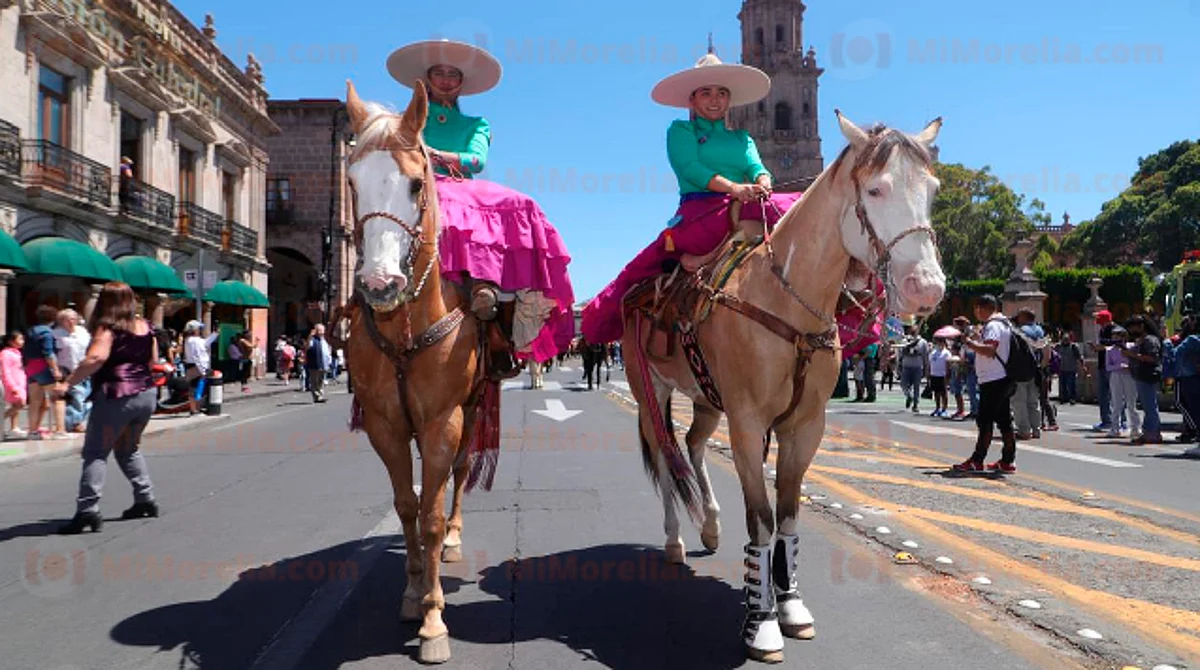 Escaramuzas y charros desfilan por el Centro Histórico de Morelia