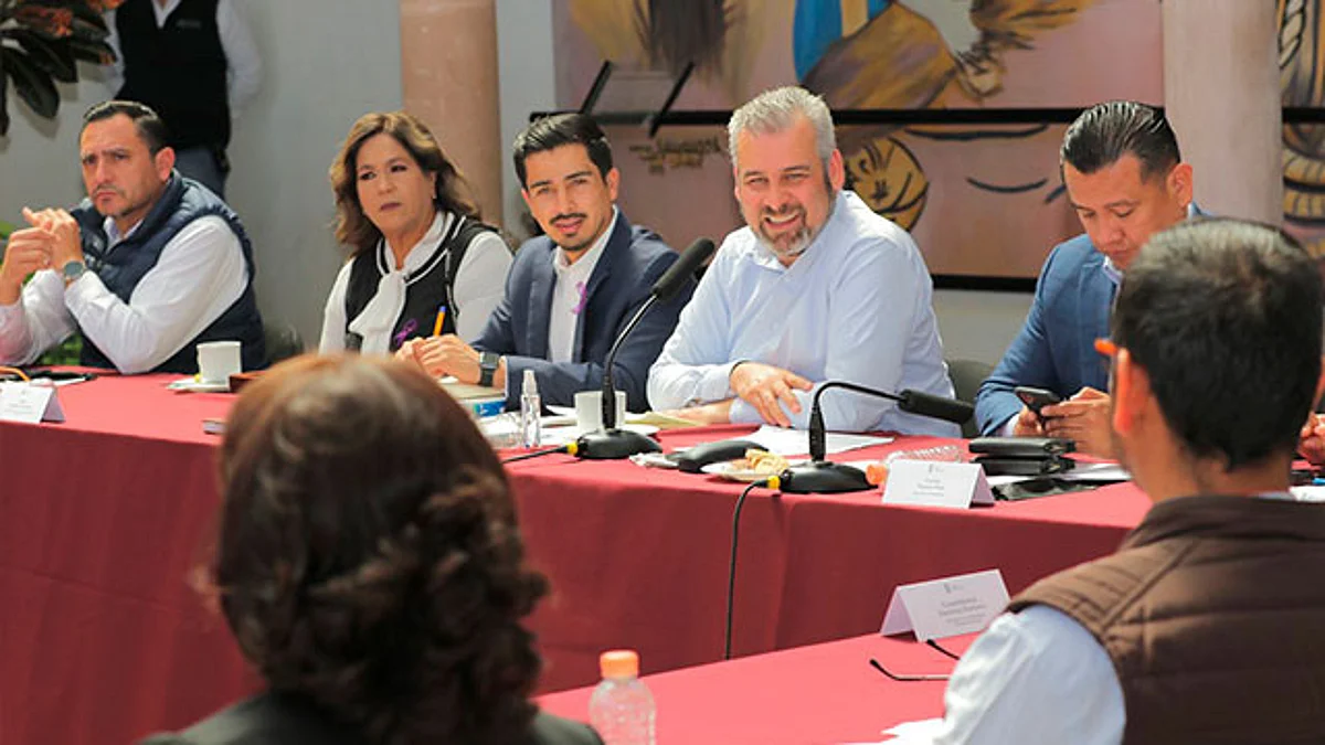 En la reunión estuvieron también presentes diputados locales y funcionarios del gabinete legal