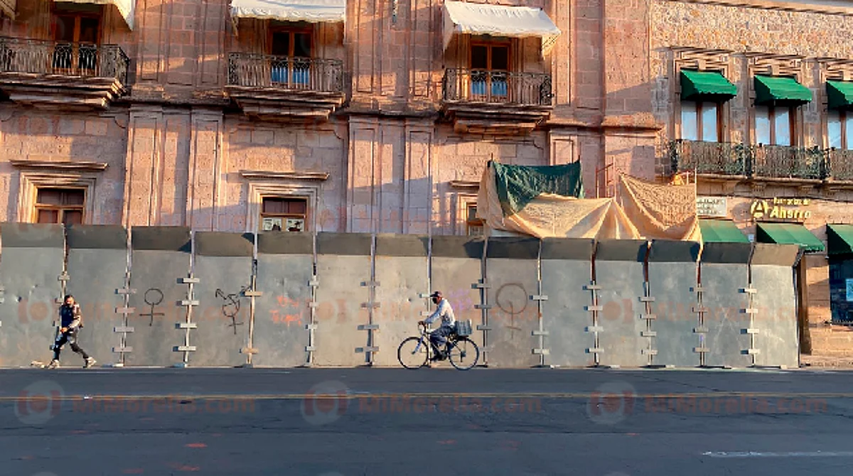 Previo a marchas por el 8M cercan Palacio de Gobierno en Morelia