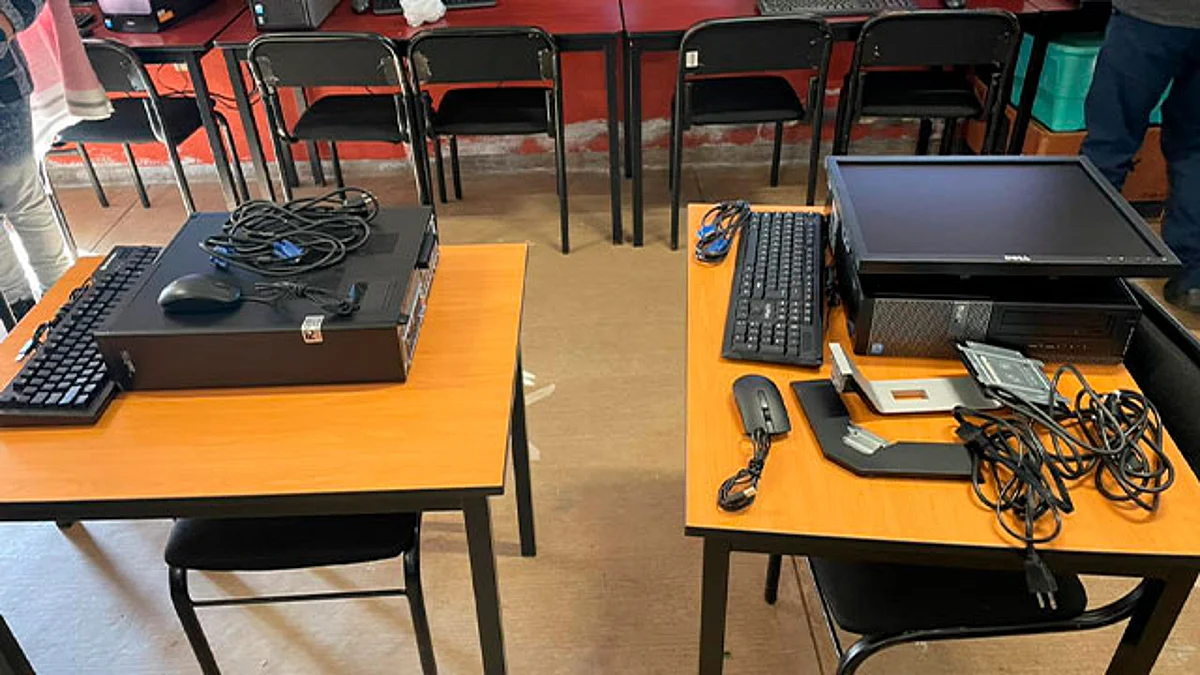 Padres de familia donan computadoras a estudiantes del Cemsad Atécuaro