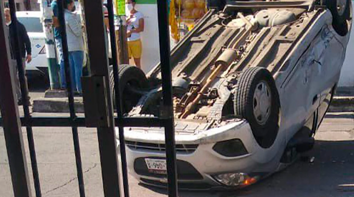 Auto termina volcado en calle de Morelia