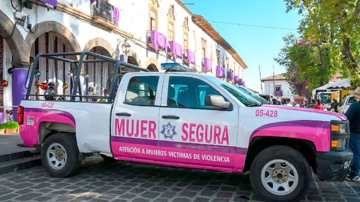 Pátzcuaro cuenta con nuevas ambulancias, patrullas y equipamiento