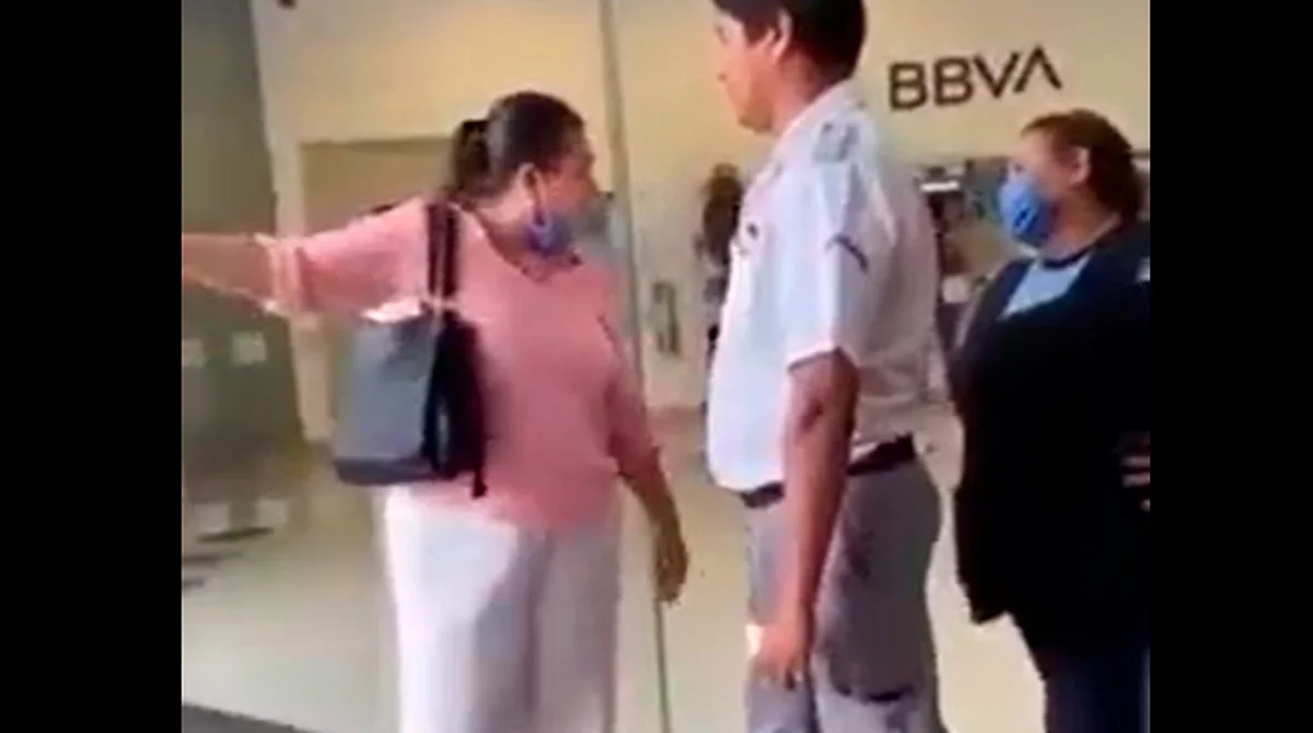 Surge Lady Bancomer; insulta a trabajadora de limpieza por tener puerta abierta