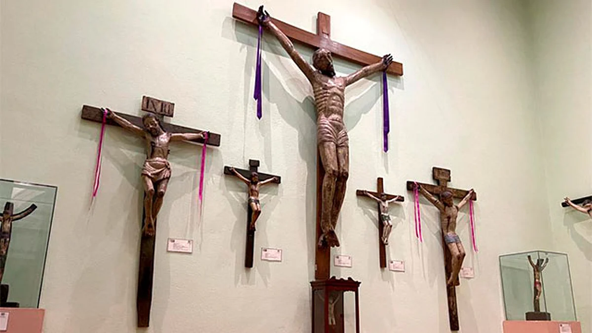 Destaca la efigie de un crucifijo traído de Filipinas, esculpido en marfil, montado en una cruz de madera de ébano y con remates de bronce