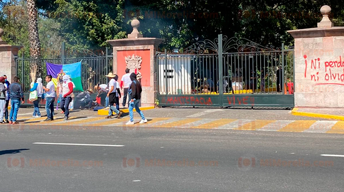 Manifestantes complican circulación en Morelia y vandalizan Casa Michoacán