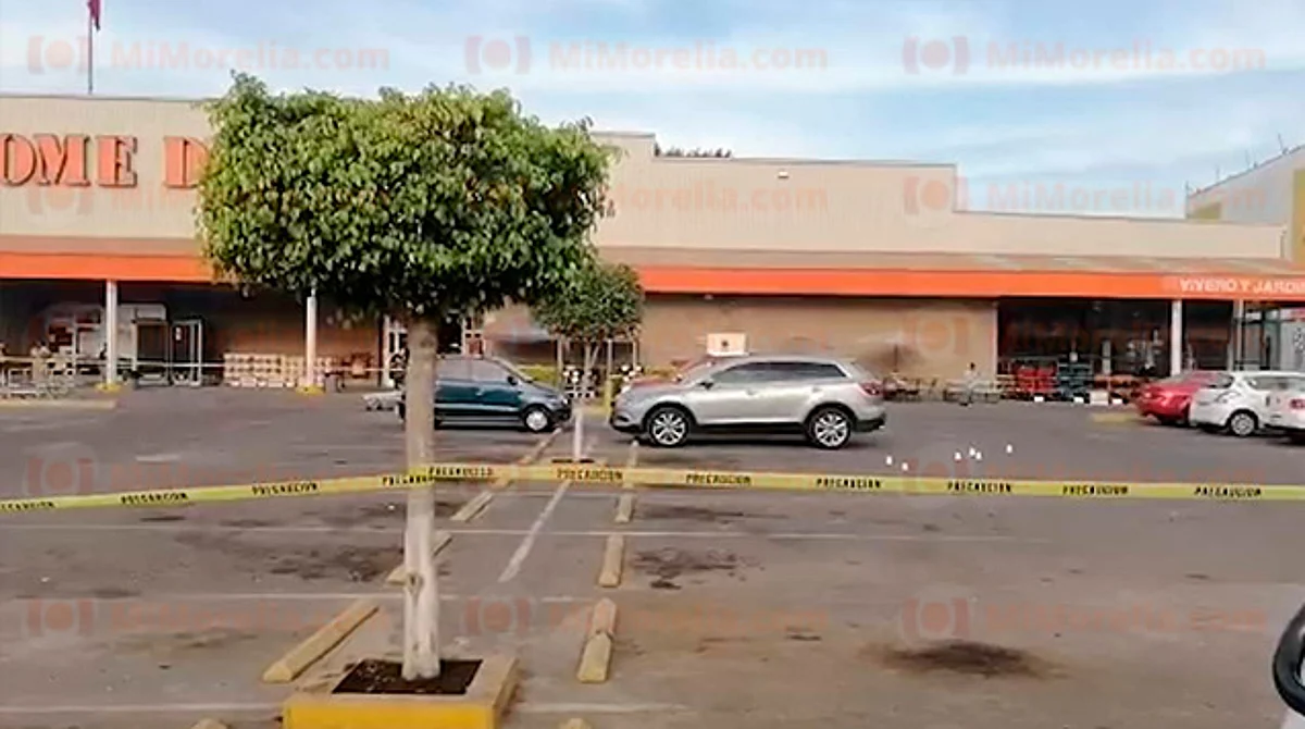 Mujer es asesinada a tiros en estacionamiento de Home Depot en Uruapan